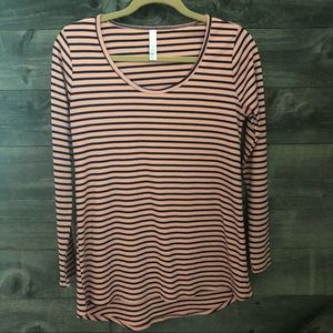 Lularoe Lynnae shirt in EUC
